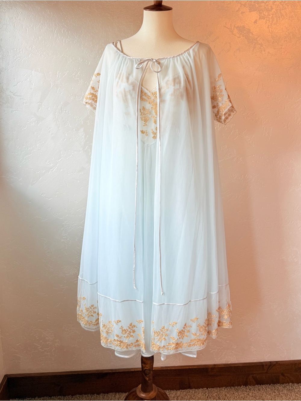 Vintage 1950s Vanity Fair Peignoir Set Pale Blue & Gold Embroidered Small - Picture 11 of 17